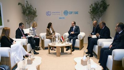 نائبة الرئيس الأمريكي تنقل تحيات وتقدير بايدن لـ 