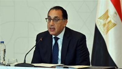 مدبولي يستقبل رئيس وزراء ماليزيا بمطار القاهرة الدولي