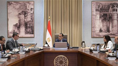 مدبولي ووزير الإسكان يبحثان آليات طرح وإتاحة قطع الأراضي بالمدن الجديدة