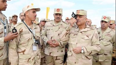 وزير الدفاع والإنتاج الحربى يتفقد وحدات القوات المسلحة المخطط إشتراكها بإحدى مهام الإتحاد الإفريقى