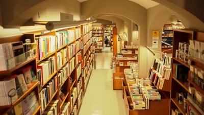 بدون تصريح.. الأمن يداهم مكتبة تضم 41 ألف كتاب دراسي بالقاهرة