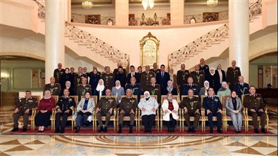 الفريق أول عبد المجيد صقر القائد العام للقوات المسلحة وزير الدفاع والإنتاج الحربى يكرم عدداً من القادة الذين أوفوا العطاء بالقوات المسلحة