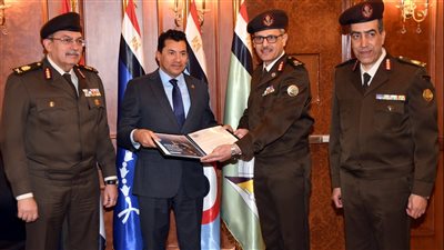 مركز البحوث الطبية والطب التجديدى للقوات المسلحة يستقبل وزير الشباب والرياضة وعدد من قيادات الوزارة للإطلاع على مشروع الجينوم الرياضى 