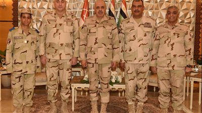 الفريق أحمد خليفة رئيس أركان حرب القوات المسلحة يتناول وجبة الإفطار مع مقاتلى هيئة الإمداد والتموين