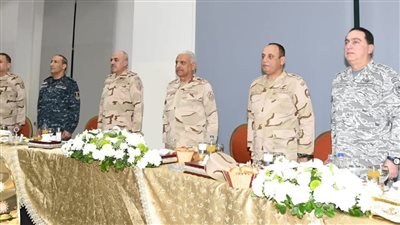 الفريق أول عبد المجيد صقر القائد العام للقوات المسلحة وزير الدفاع والإنتاج الحربى يتناول وجبة الإفطار مع مقاتلى المنطقة المركزية العسكرية وقوات حرس الحدود والمظلات والصاعقة 
