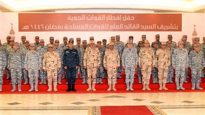 الفريق أول عبد المجيد صقر القائد العام للقوات المسلحة وزير الدفاع والإنتاج الحربى  يشارك مقاتلى القوات الجوية تناول وجبة الإفطار 