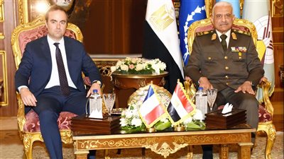 الفريق أول عبد المجيد صقر القائد العام للقوات المسلحة وزير الدفاع والإنتاج الحربى يلتقى وزير الجيوش الفرنسية