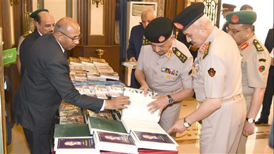 الفريق أول عبد المجيد صقر القائد العام للقوات المسلحة وزير الدفاع والإنتاج الحربى يشهد مناقشة البحث الرئيسى لهيئة البحوث العسكرية  