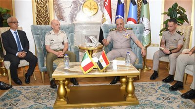 الفريق أحمد خليفة رئيس أركان حرب القوات المسلحة يلتقى رئيس هيئة الأركان المشتركة الإيطالية