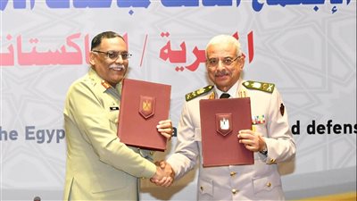 الفريق أول عبد المجيد صقر القائد العام للقوات المسلحة وزير الدفاع والإنتاج الحربى يلتقى رئيس هيئة الأركان المشتركة الباكستانية