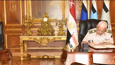 الفريق أول / عبد المجيد صقر القائد العام للقوات المسلحة وزير الدفاع والإنتاج الحربى يلتقى وزير الدفاع الفيتنامى