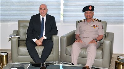 الفريق أول عبد المجيد صقر القائد العام للقوات المسلحة وزير الدفاع والإنتاج الحربى يلتقى وزير دفاع جمهورية إيطاليا