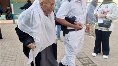 انتخابات مجلس النواب 2025 .. رجال الشرطة يساعدون كبار السن في الجيزة