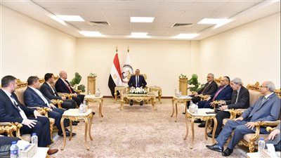 وزير الدولة للإنتاج الحربي يناقش مع ممثلي 