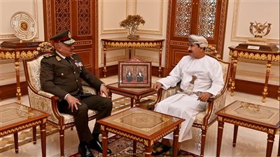 الفريق أحمد خليفة رئيس أركان حرب القوات المسلحة يعود إلى أرض الوطن عقب إنتهاء زيارته الرسمية إلى سلطنة عُمان